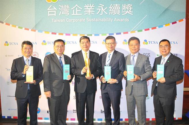 2021年「台湾永续奖(TCSA)」得奖揭晓，国泰金控及国泰建设表现亮眼，获颁永续典范企业奖、单项绩效领袖奖、永续报告书等多项大奖。由左至右为国泰建设总经理李虹明、国泰产险总经理陈万祥、国泰金控总经理李长庚、国泰世华银行总经理李伟正、国泰人寿总经理刘上旗、国泰投信总经理张雍川。(国泰提供)