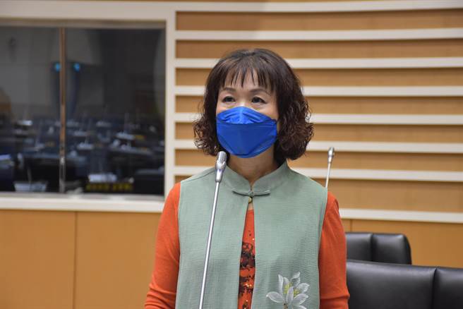 苗栗縣議員廖秀紅質疑中央農委會新廚餘禁令是在消滅小豬農。（謝明俊攝）