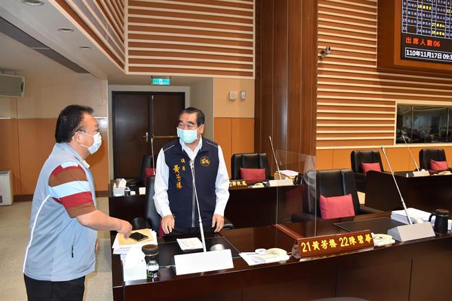 苗栗縣政府農業處長李乙廷（左）坦承新禁廚餘令就是為了萊豬而設。（謝明俊攝）