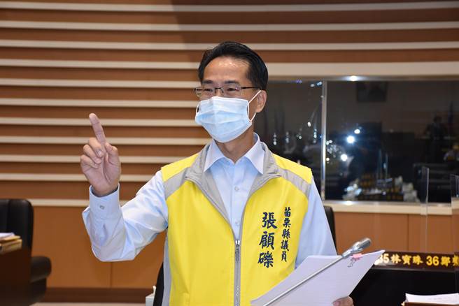 縣議員張顧礫提醒電動自行車的安全管理。（謝明俊攝）