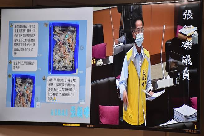 張顧礫秀出某校一班學生被搜出的電子菸數量驚人。（謝明俊攝）