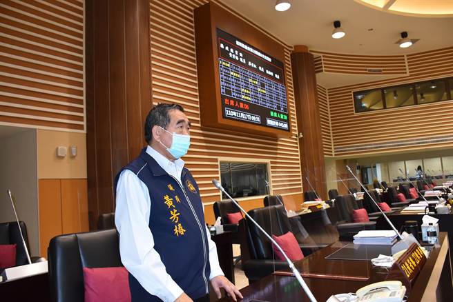 縣議員黃芳椿要求環保局加強銅科排廢問題。（謝明俊攝）