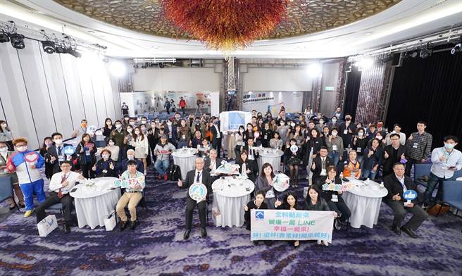 体育署「成果交流茶会暨企业聘用运动指导员表扬活动」，与会贵宾与获表扬企业于会后大合照。（体育署提供）