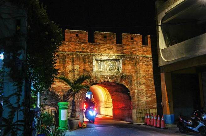 恆春古城西門是遊客必訪景點，但日前傳出有遊客疑拍照取景，自4米高的城牆墜地受傷不起。（屏縣府文化處提供）