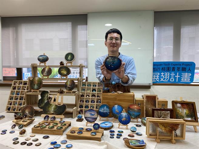 李韋翰從工程師變成壓克力畫職人闖出一片天。（呂筱蟬攝）