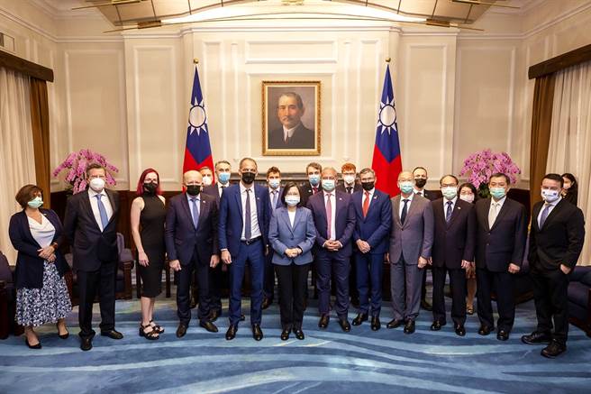 香港《南華早報》17日指出，歐盟臨時延後一項升級與台灣貿易關係的機密計畫，顯示歐盟內部對於如何最好地平衡與台北及北京的關係仍存在不確定性。圖為11月初歐洲議會代表團訪台畫面。（資料照／美聯社、總統府提供）