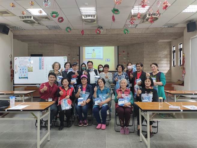 芦竹消防分队16日至芦竹部落文化健康站，对原民朋友教授防火防灾知识。（桃园市芦竹消防分队提供／陈梦茹桃园传真）