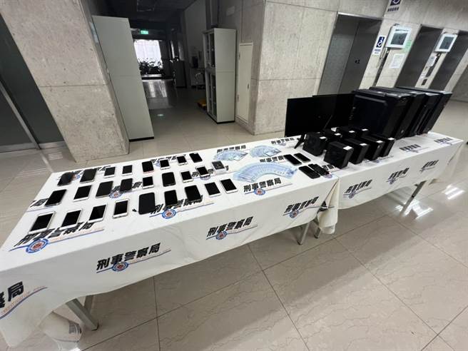 警方查扣到電腦主機、手機79支、人頭網路卡28張及現金33萬8500元等贓證物。(翻攝照片／林郁平台北傳真）