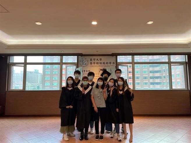 義守大學醫學科技學院醫學檢驗技術學系成立至今已滿4年，首屆畢業生參加醫事檢驗師證照國家考試通過率高達62％。（義守大學提供／林雅惠高雄傳真）