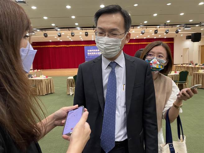 交通部民用航空局局长林国显表示，远东航空废照是依法执行，没有和解问题。（陈佑诚摄）