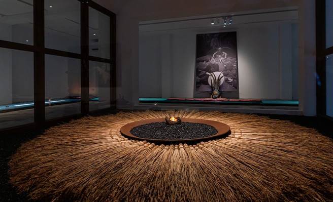 无垢舞蹈剧场上个月办公室歷经火劫，团队一面重建家园，一面打造「触身．有情」展览，从中可看见艺术总监林丽珍的创作手法与作品物件纪录。（无垢舞蹈剧场提供）