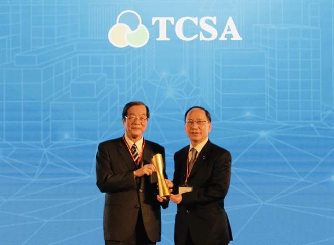 東海大學接連奪下台灣永續典範大學獎、永續報告白金獎、社會共融領袖三項永續最高榮譽大獎，校長王茂駿（右起）與考試院長黃榮村合照。（東海大學提供／林欣儀台中傳真）