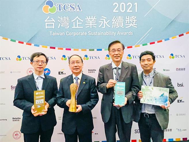 東海大學連獲台灣永續典範大學獎、永續報告白金獎、社會共融領袖三項永續最高榮譽大獎，圖左起為校務研究辦公室執行長許書銘、校長王茂駿、副校長詹家昌及企業永續影響力中心執行長許家偉等代表出席領獎。(東海大學提供／林欣儀台中傳真)