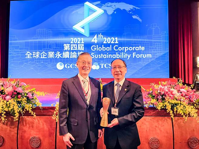 東海大學連獲台灣永續典範大學獎、永續報告白金獎、社會共融領袖三項永續最高榮譽大獎，校長王茂駿（右）與獎項召集人簡又新合照。(東海大學提供／林欣儀台中傳真)