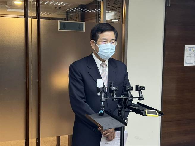 教育部今(17)日下午舉行部務會報，教育部長潘文忠在會前回答媒體諸多提問。(李侑珊攝)
