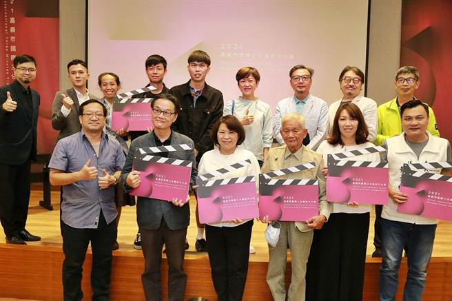 嘉義市長黃敏惠（前排左三）、導演黃明川（前排左二）與入圍者莊耀斌（後排左五）及各界人士為影賽加油。（廖素慧攝）
