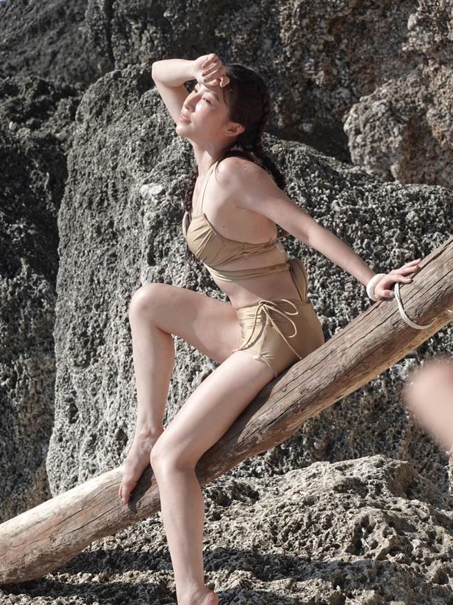 张家玮在小琉球不吝啬展现性感好身材。（民视提供）