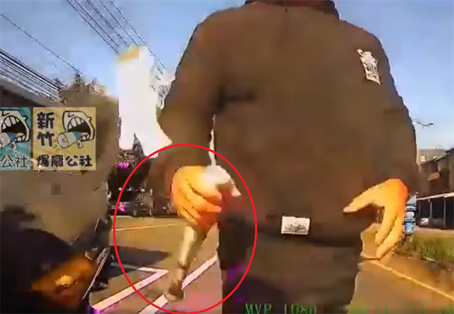 新竹一名陈姓男子11日下午行经台一线新竹县路段时，因不满男骑士超他车，竟持短球棒威吓对方，遭到警方函送法办。（翻摄脸书社团《新竹爆料公社）