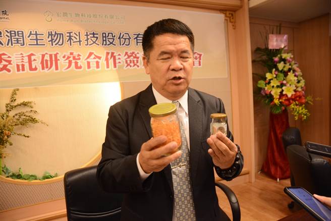 宏润生技公司董事长陈衫润表示，银杏果黄金虫草的虫草素是野生虫草的几百倍，目标在2年内取得健康食品认证、6年研发出植物新药。（王志伟摄）