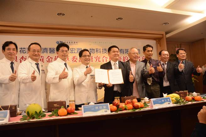 宏润生技公司与成功大学，歷经5年半产学研究，去年3月取得「银杏果黄金虫草子实体」发明专利，今与花莲慈院签订合作备忘录，约定进行临床产学合作研究计画。（王志伟摄）