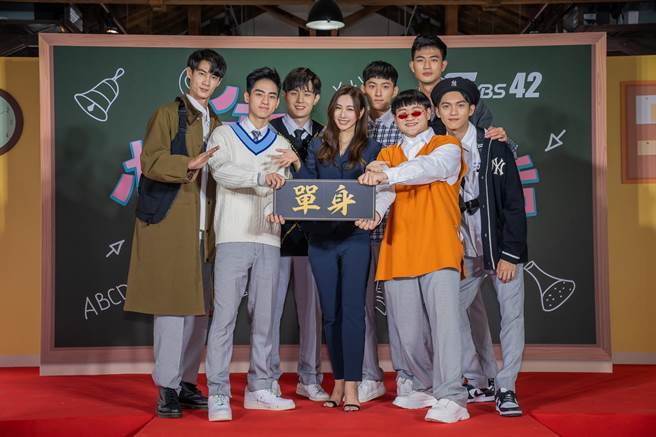 曾莞婷（左四）在《機智校園生活》飾演訓導主任，與學生演員黃柏峰（左起）、劉敬、陳彥廷、岳軒、王新凱、鄭豐毅、林輝瑝齊亮相。（TVBS提供）