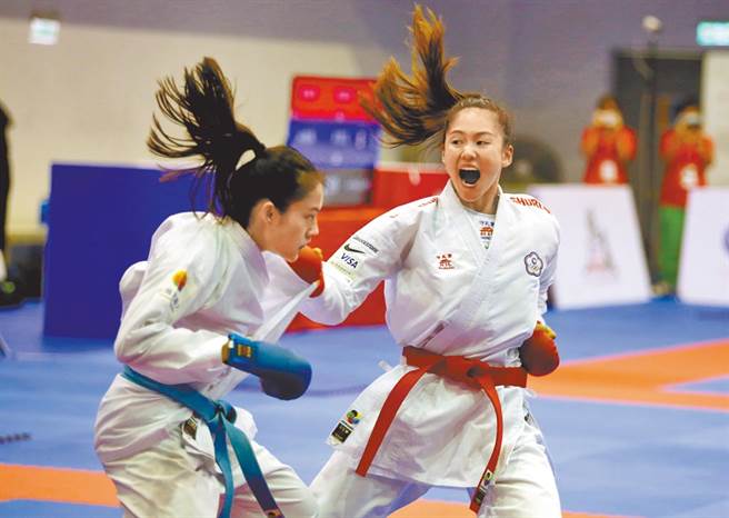 文姿云（右）向国人报平安。（资料照／李弘斌摄）