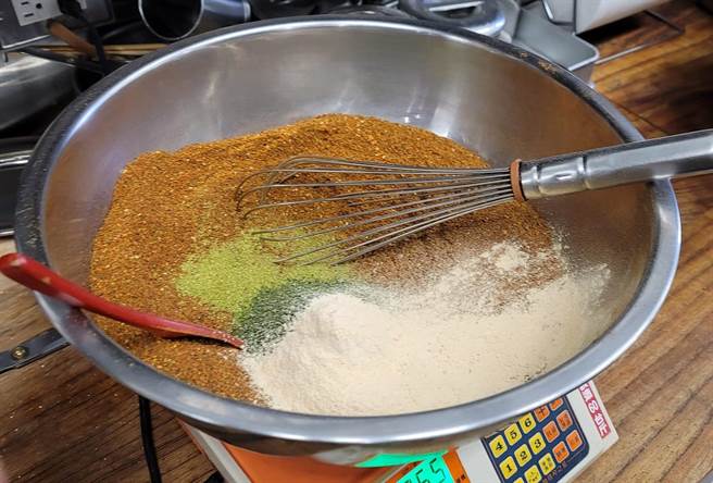 知名拉麵店鬼金棒跟上时事在粉专发文，推荐「鬼增量辣椒粉」可当防身之用。（图／翻摄辣麻味噌拉麵店 鬼金棒脸书）