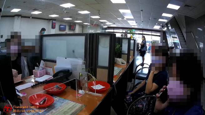 內埔警方成功阻詐，但發現婦人已陸續匯出近1600萬元，兒子在一旁大喊受不了啦。(警方提供)