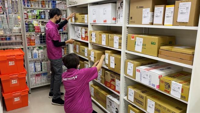 美廉社五股御成店有2至3坪空间放置EC柜、寄取件柜台及物流箱。（美廉社提供）