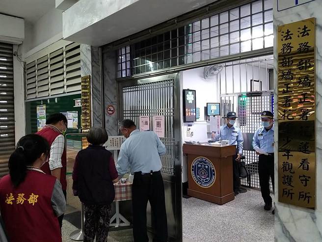 花蓮周婦欠稅拒繳，解送看守所管收3個月。（法務部行政執行署花蓮分署提供／王志偉花蓮傳真）