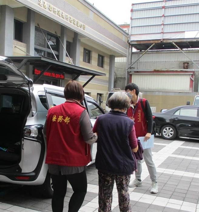 花蓮分署解送周婦赴看守所管收。（法務部行政執行署花蓮分署提供／王志偉花蓮傳真）