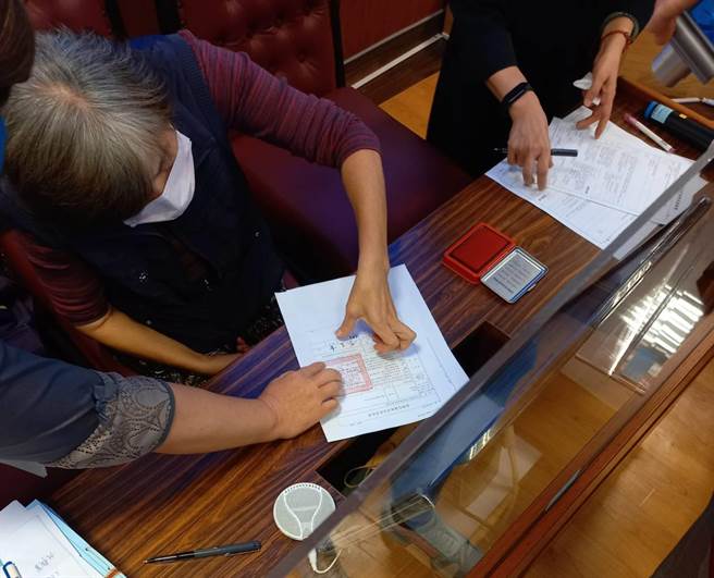 花蓮周婦欠稅不繳，當庭簽收管收票。（法務部行政執行署花蓮分署提供／王志偉花蓮傳真）