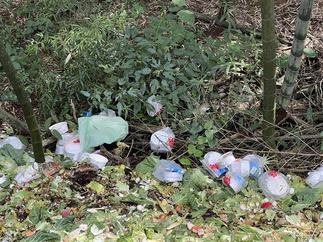 大崙山步道旁，常常可以发现游客留下的便当盒、饮料瓶罐、塑胶袋等。（鹿谷乡小半天休閒农业区发展协会提供／黄国峰南投传真）