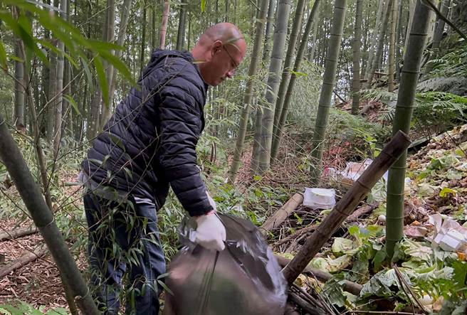 大崙山步道旁，常常可以发现游客留下的便当盒、饮料瓶罐、塑胶袋等，地方志工清了又清，总是清不完。（鹿谷乡小半天休閒农业区发展协会提供／黄国峰南投传真）