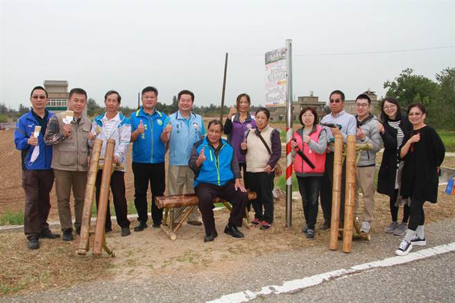 县府今天在古寧头慈湖农庄候车亭办理「歇脚椅」关怀工作坊成果展，期待有古早味的竹制歇脚椅传递乡亲的好客、有礼。（金寧乡公所提供）