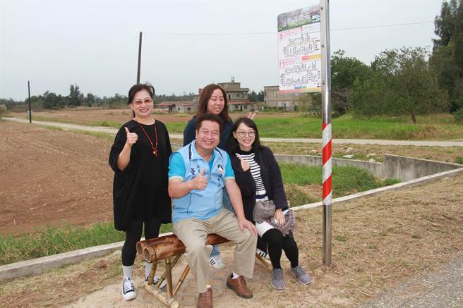 天然竹材拼接而成的歇脚椅，洋溢满满的古早味和人情味。（金寧乡公所提供）