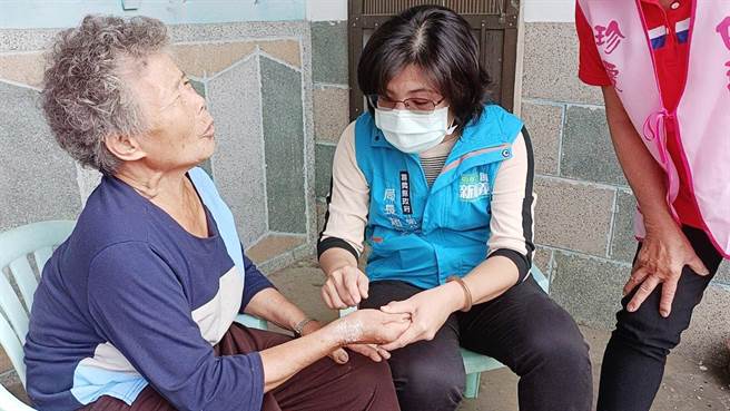 为关心独居长辈心理状态，嘉义县卫生局结合志工和中正大学等资源，成立「珍爱生命．从嘉出发」独居长者访视关怀团队，要深入18个乡镇市村里，卫生局长赵纹华也亲自访视两位长辈。（嘉义县政府提供／吕妍庭嘉义
