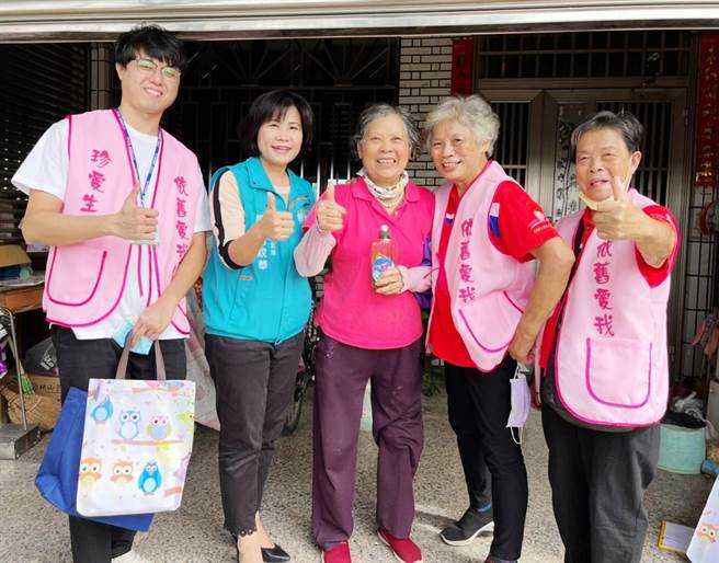 为关心独居长辈心理状态，嘉义县卫生局结合志工和中正大学等资源，成立「珍爱生命．从嘉出发」独居长者访视关怀团队，要深入18个乡镇市村里。（嘉义县政府提供／吕妍庭嘉义传真）