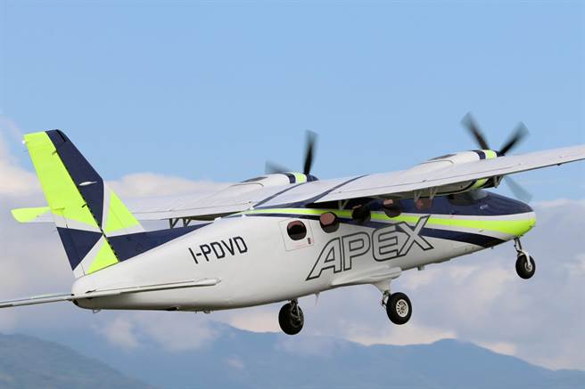 安捷飞航训练中心全新机种P2012，17日一早自桃园机场起飞前往台东机场，臺湾天际出现新机面孔。（安捷提供）