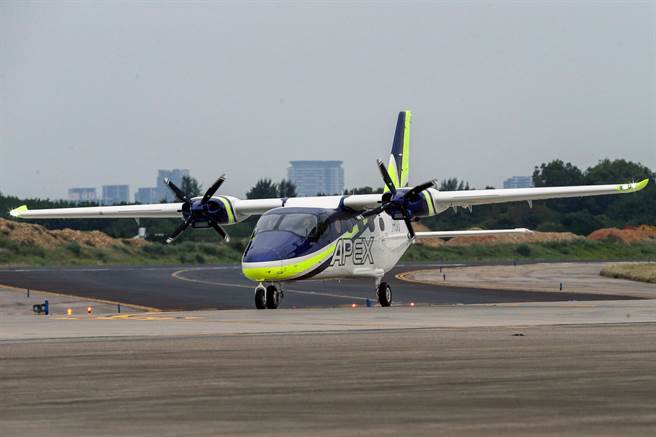 安捷飞航训练中心引进首架全新机种P2012，自义大利起航，途中经过波兰、俄罗斯、南韩等国家落地加油补给10次，日前顺利飞抵桃园机场。（陈麒全摄）