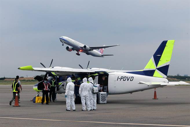 飞机落地后，清消人员准备为飞机进行消毒工作。（陈麒全摄）