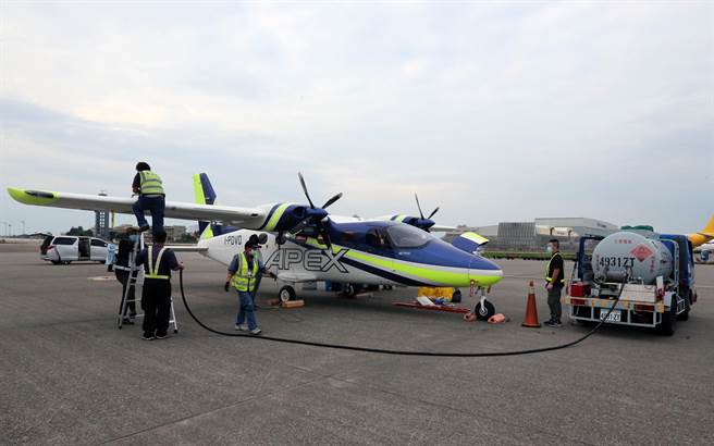 飞机抵达后，加油车为飞机加油补给。（陈麒全摄）