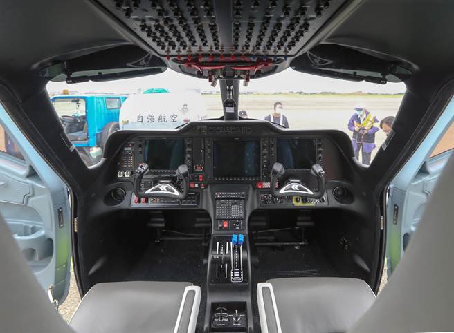 图为驾驶舱仪表板。（陈麒全摄）