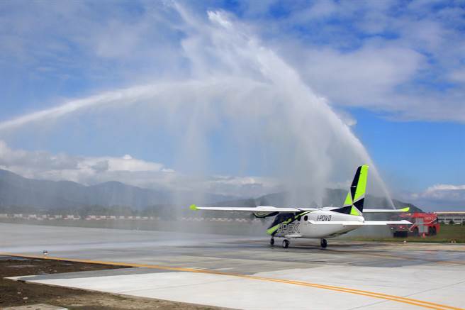 安捷飞航训练中心全新机种P2012，17日一早自桃园机场起飞前往台东机场。飞机抵达台东丰年机场，机场派出消防车举行欢迎洒水仪式。（安捷提供）