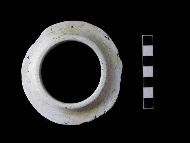 南投县埔里镇覆鼎金遗址，挖掘出一个「喇叭型玉环」目前全台数量不到9个，由于同样物件在卑南考古遗址指定为国宝，后续将提送古物审议会审议。（南投县文化局提供／黄国峰南投传真）