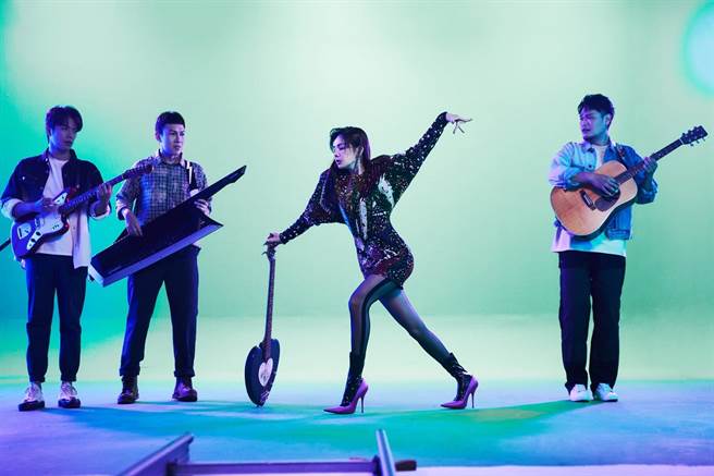 鱼丁纟新歌MV，邀来Ella（中）合作出演。（环球音乐提供）