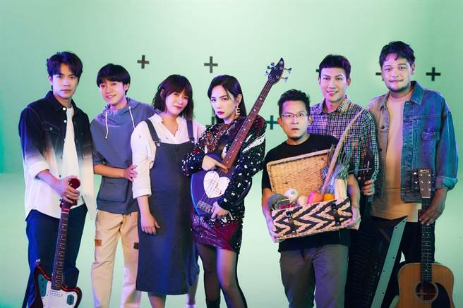 鱼丁纟日前拍摄新歌MV，邀来Ella（中）合作出演。（环球音乐提供）