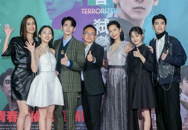 陈庭妮（左起）、李沐、林柏宏、导演何蔚庭、丁寧、姚爱宁、林哲熹出席《青春弒恋》首映会。（粘耿豪摄）