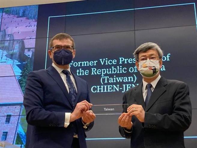 陈建仁出席波兰纪念馆揭牌，送交「TAIWAN」牌匾。外交部提供