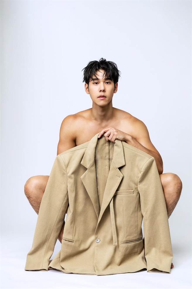 周予天破天荒挑战大尺度，全裸秀结实肌肉狗公腰。（星空飞腾提供）